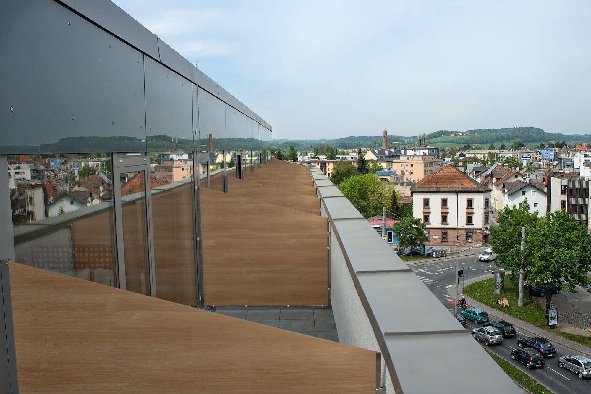 Meininger Hotel Salzburg City Center Extérieur photo